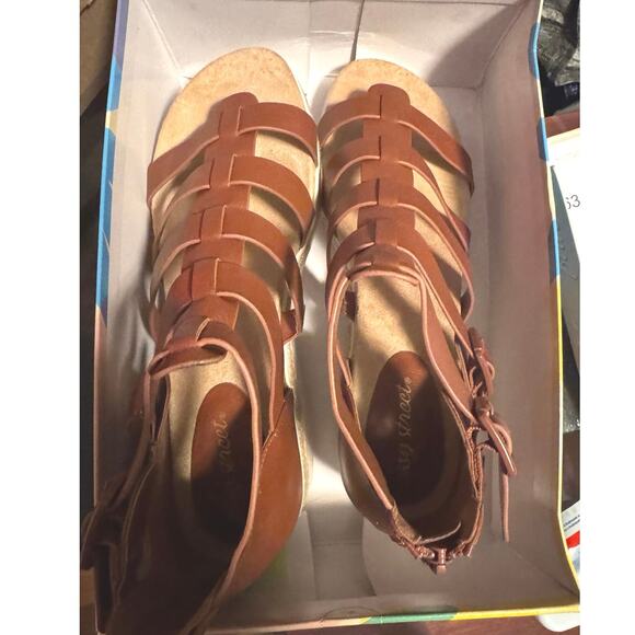 EASY STREET Simone Gladiator Platform Wedge Sandals in Cognac Size 11 New in Box - Picture 8 of 10